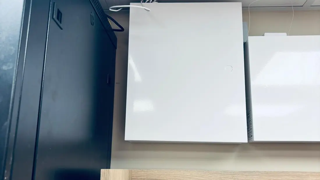 Obudowy instalacyjne przy szafie rack