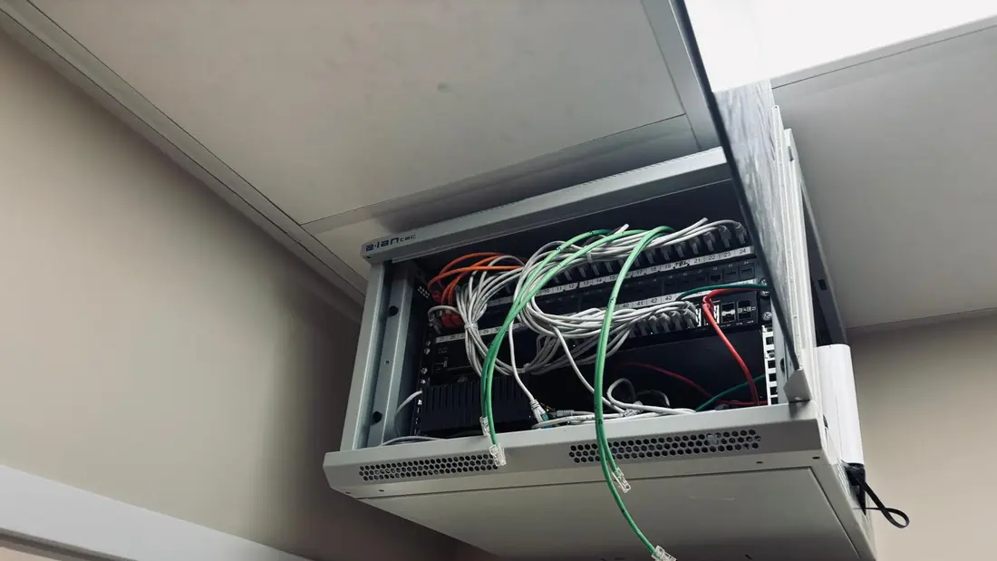 Szafa rack z okablowaniem sieciowym